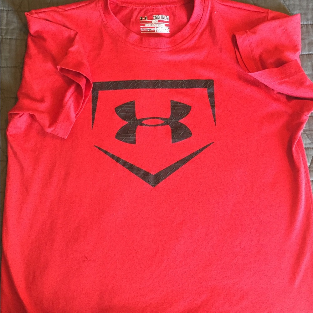 Boys red under Armour sz med.